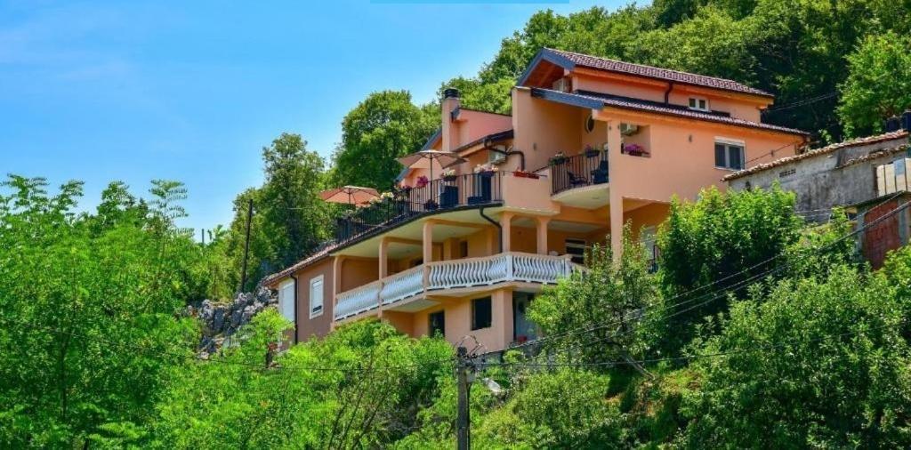 Lakeview Apartments Andela Вирпазар Екстериор снимка